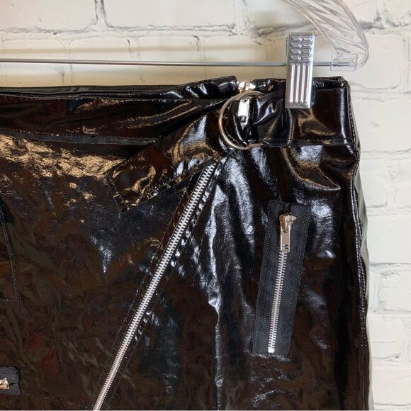 Pretty Little Thing Wet Look Vinyl Vegan Mini Skirt Size 8 - Picture 2 of 4